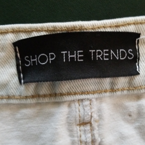 Light wash frayed bottom jean skirt - Picture 3 of 3